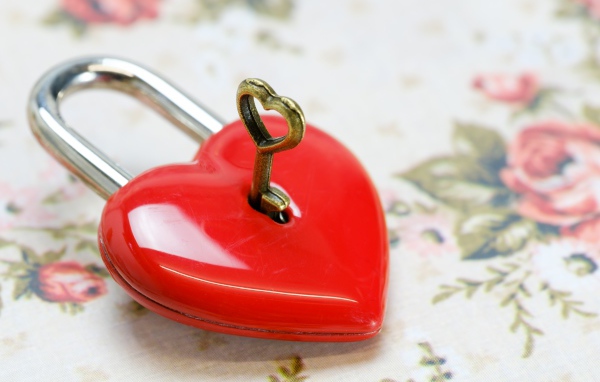 Красный замок в форме сердца с ключом