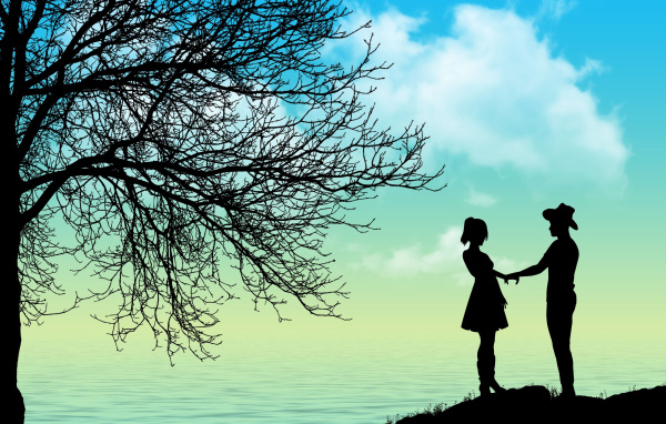 Силуэт влюбленной пары у дерева на берегу моря