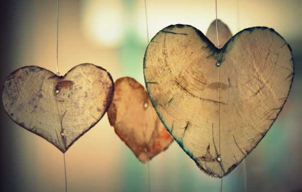 Деревянные сердечки на леске в воздухе