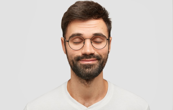 Бородатый мужчина с очками на лице 