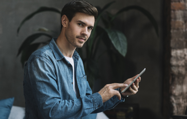 Красивый мужчина со смартфоном в руке