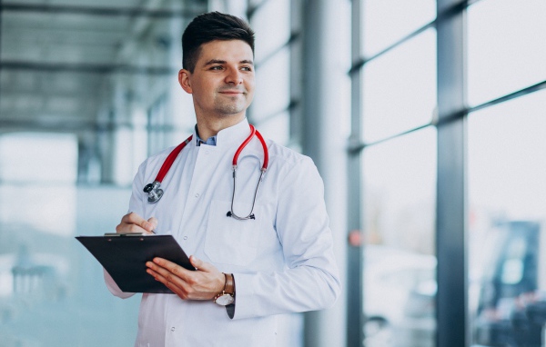 Мужчина доктор в больнице у окна 