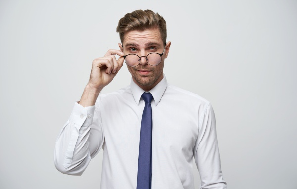 Стильный мужчина в белой рубашке в очках 