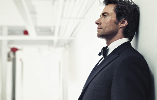 Мужчина в костюме, актер Хью Джекман у стены