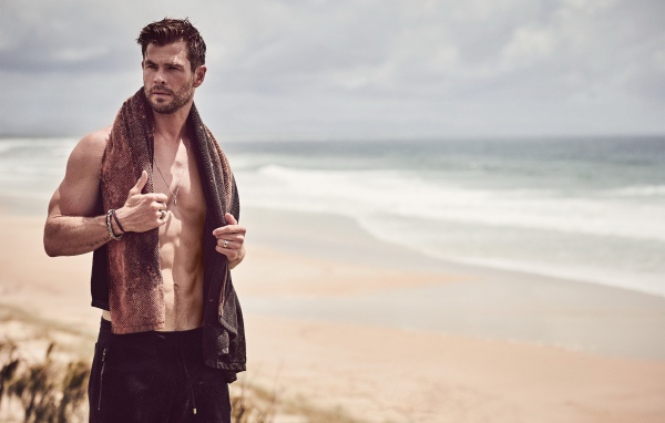 Актер Крис Хемсворт в полотенцем на шее