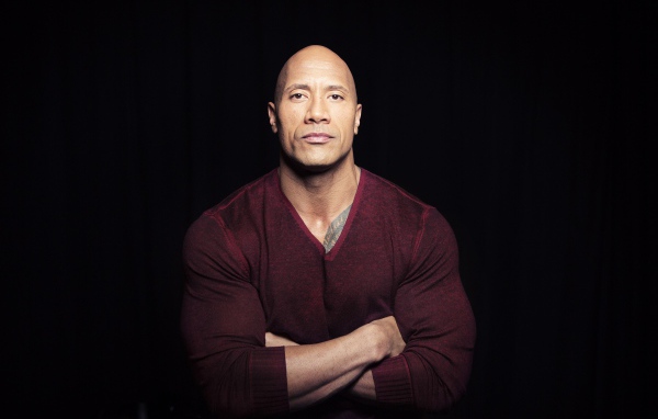 Актер Дуэйн Джонсон на черном фоне