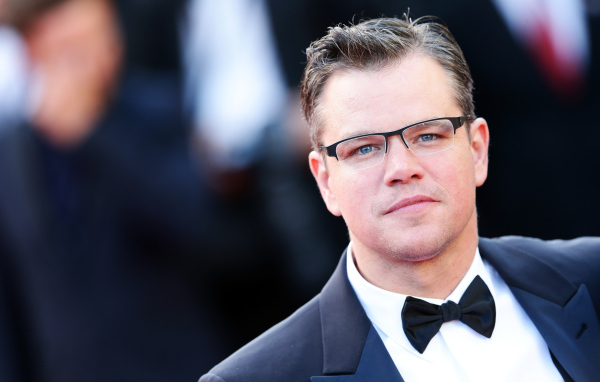 Актер Мэтт Деймон в дорогом костюме