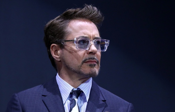 Актер Роберт Дауни-младший в костюме на синем фоне