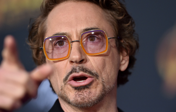 Актер Роберт Дауни-младший в очках крупным планом