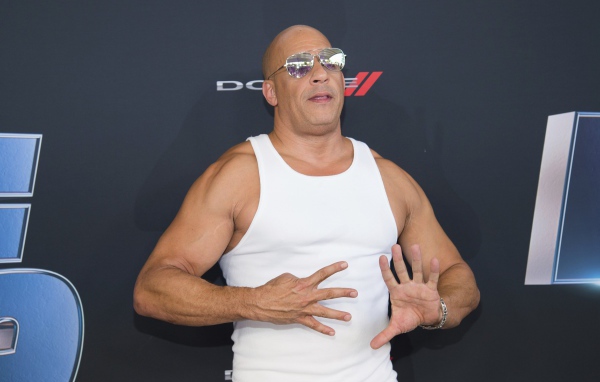 Актер Вин Дизель в белой майке