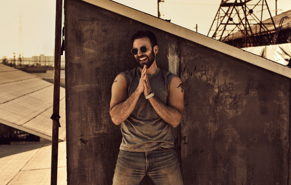 Американский актер Крис Эванс в солнечных очках