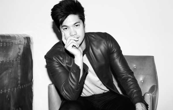 Американский актер Росс Батлер в черной кожаной куртке