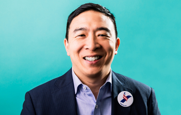 Американский предприниматель Эндрю Ян на голубом фоне