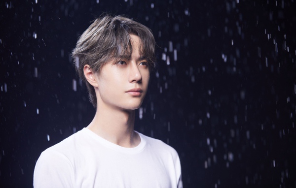 Китайский актер Ван Ибо на фоне дождя 