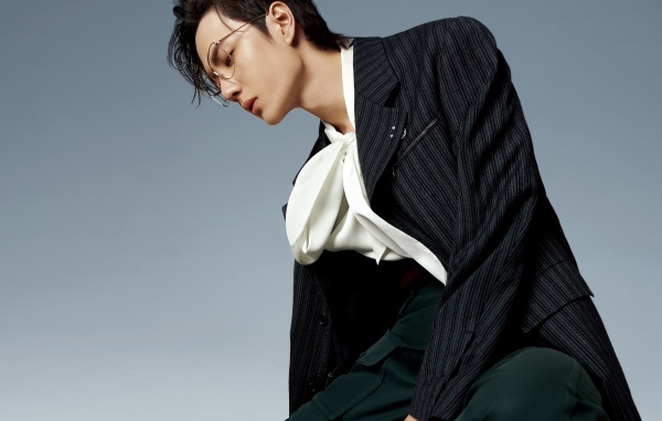 Китайский актер Ван Ибо на голубом фоне