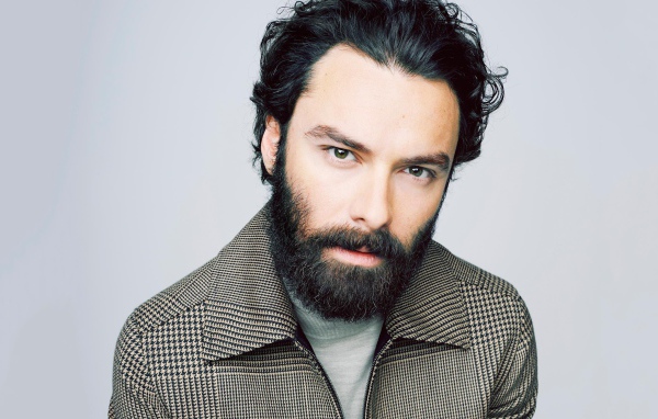 Темноволосый мужчина, актер Эйдан Тёрнер