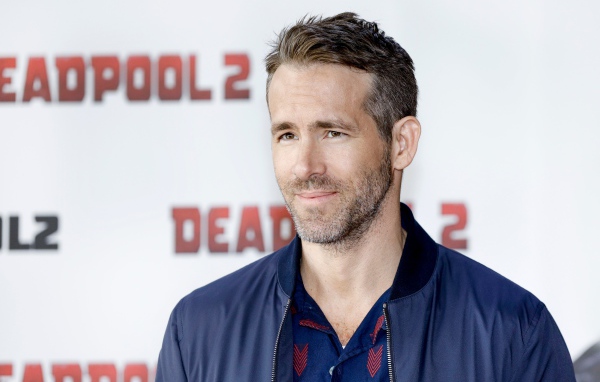 Красивый актер Райан Рейнольдс в куртке