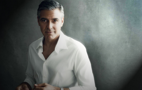 Красивый мужчина, актер Джордж Клуни в белой рубашке 