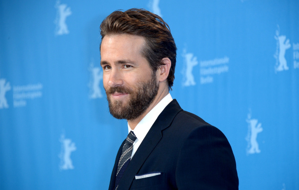 Красивый мужчина в костюме, актер Райан Рейнольдс