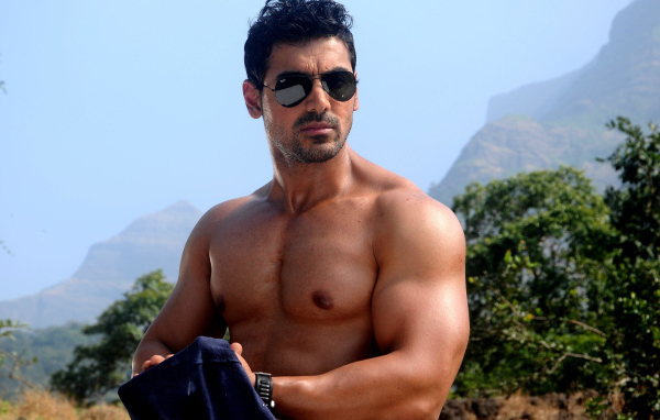 Накаченный мужчина индийский актер Джон Абрахам