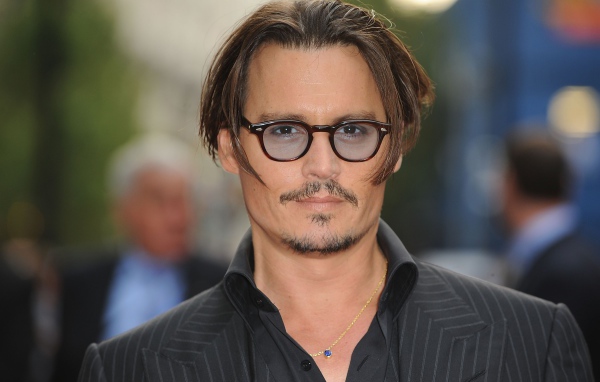 Популярный актер Джонни Депп в очках и пиджаке