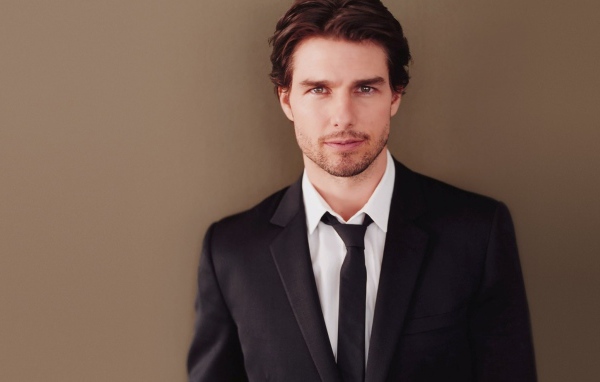 Популярный актер Том Круз в костюме на коричневом фоне