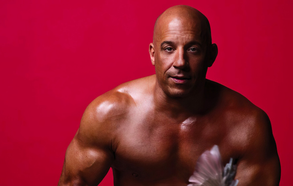 Накаченный актер Вин Дизель на красном фоне
