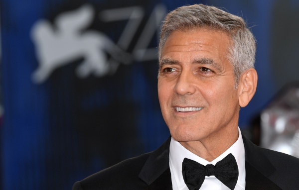 Улыбающийся мужчина, актер Джордж Клуни