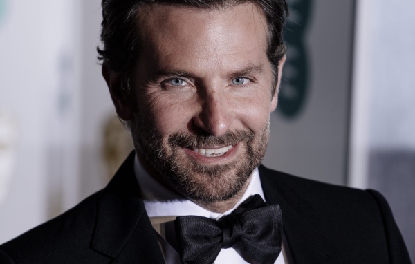 Улыбающийся актер Брэдли Купер в костюме