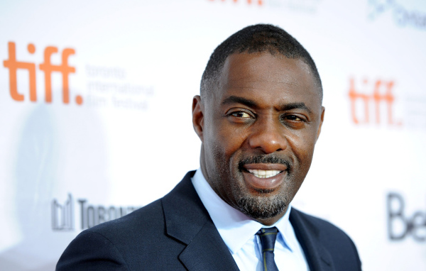 Улыбающийся мужчина актер Идрис Эльба