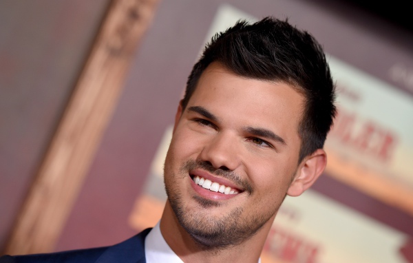 Улыбающийся молодой мужчина, актер Тэйлор Лотнер