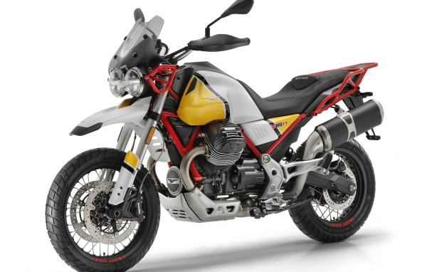 Мотоцикл  Guzzi V85 TT, 2019 года на белом фоне