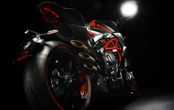 Мотоцикл Agusta Brutale 800 RR Pirelli вид сзади