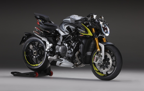 Большой тяжелый мотоцикл Agusta Brutale 1000 RR 2020 года на сером фоне