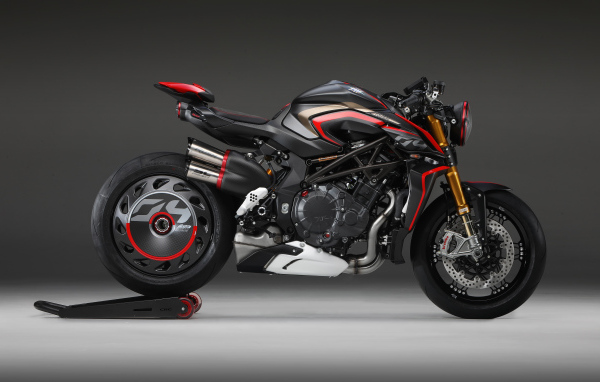 Черный мотоцикл Agusta Rush 1000, 2020 года на сером фоне