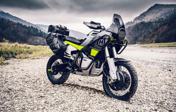 Мотоцикл Husqvarna Norden 901 на фоне гор 