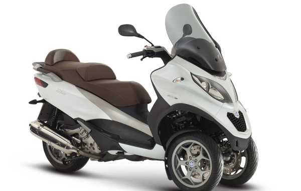 Скутер Piaggio MP3 LT 500 на белом фоне