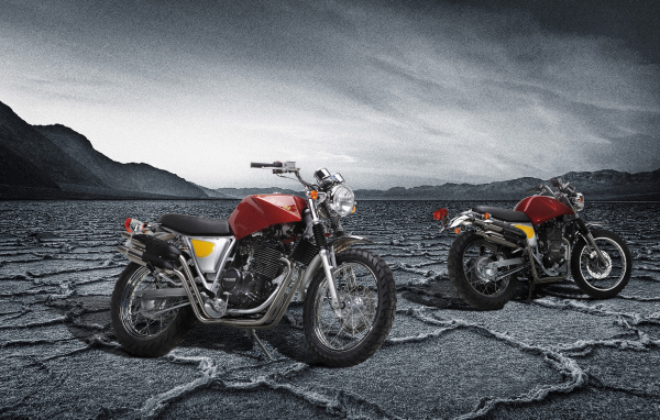 Два мотоцикла SWM Silver Vase 440 под грозовым небом 