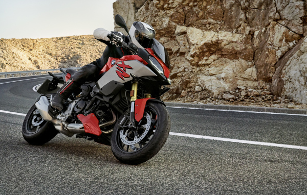 Гонщик на мотоцикле BMW F 900 XR, 2020 года