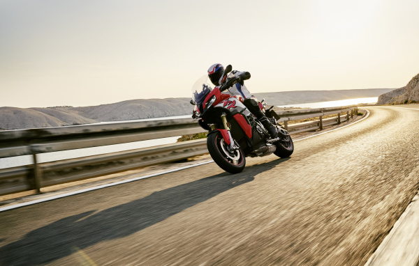 Мотоцикл BMW S1000 XR на гонках 