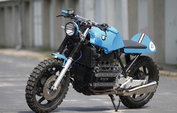 Большой мотоцикл BMW K 100 RS Scrambler на улице