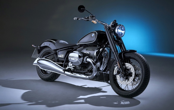 Большой мотоцикл BMW R18 First Edition 2020 года на сером фоне