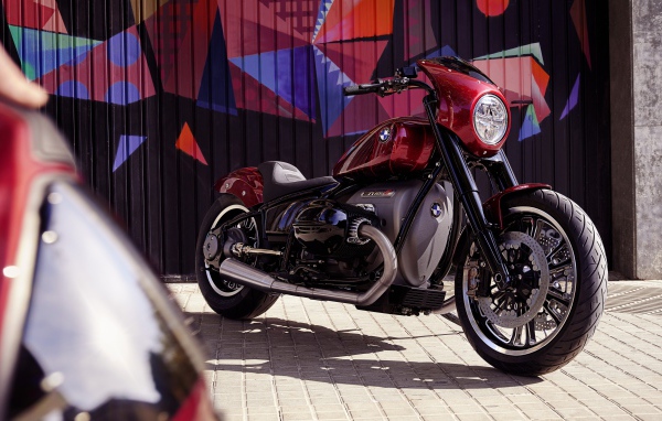Большой красный мотоцикл BMW Motorrad Concept R182 