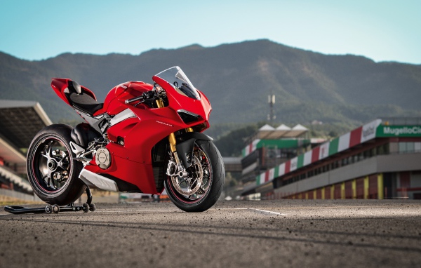 Красный мотоцикл Ducati Panigale V4 S 2020 года на фоне гор 