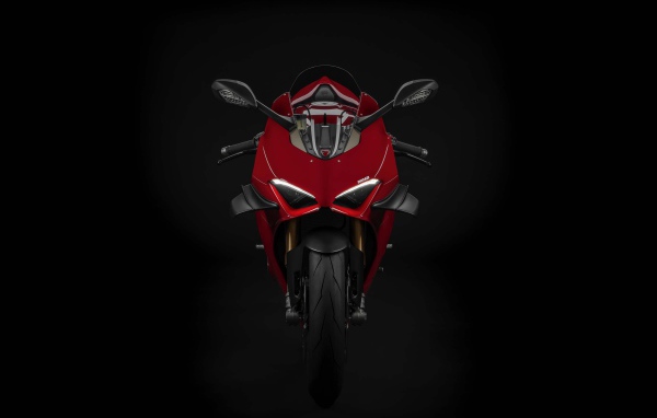 Красный мотоцикл Ducati Panigale V4 S 2020 года на черном фоне