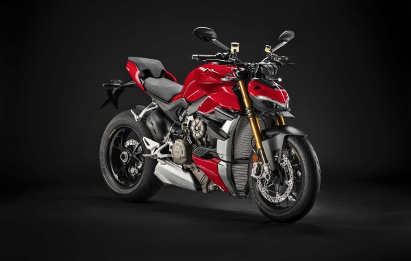 Красный мотоцикл Ducati Streetfighter V4 2020 года на черном фоне