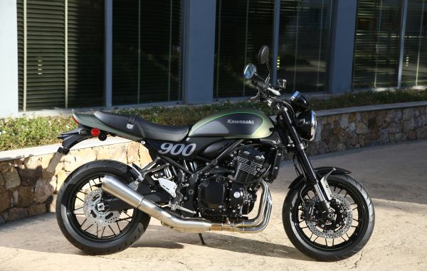 Мотоцикл Kawasaki  Z900 Worldwide у здания 