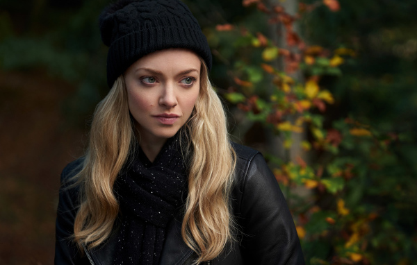 Актриса Аманда Сейфрид в фильме Тебе стоило уйти, 2020