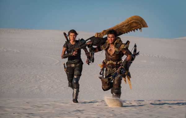 Персонажи фильма Охотник на чудовищ бегут по пустыне