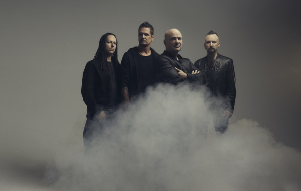 Американская метал - группа Disturbed в дыму